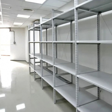 Стеллажи с регулируемыми полками: универсальное решение для складов