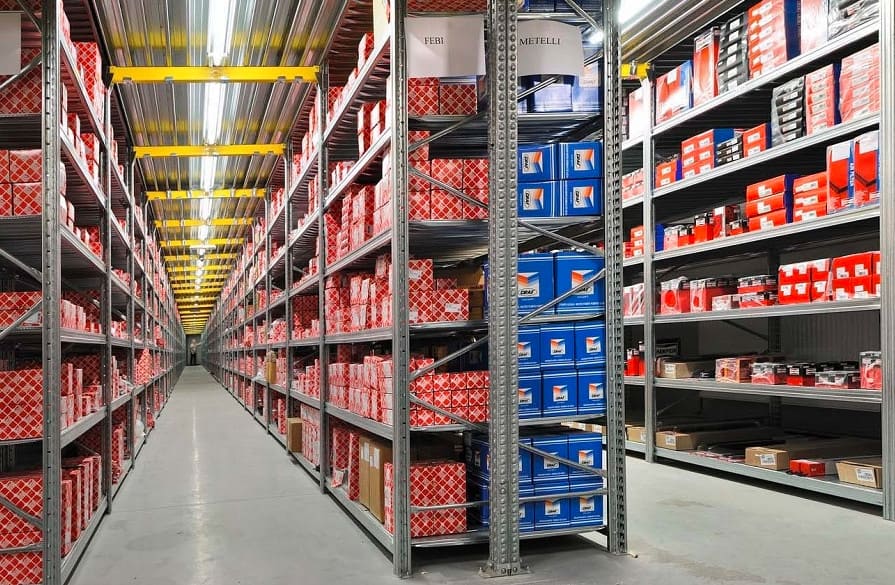 Конвейерная система хранения товаров на складе